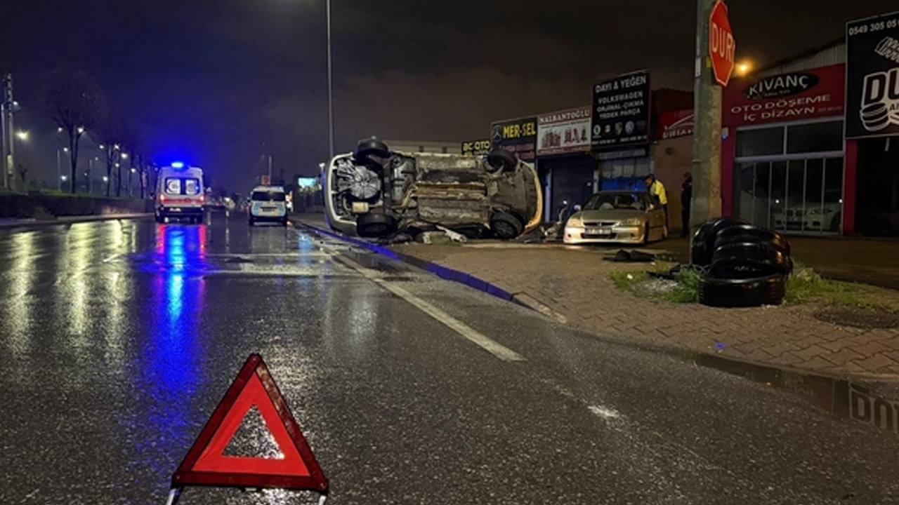 Kayseri’de otomobil park halindeki araca çarpıp yan yattı: 2 yaralı