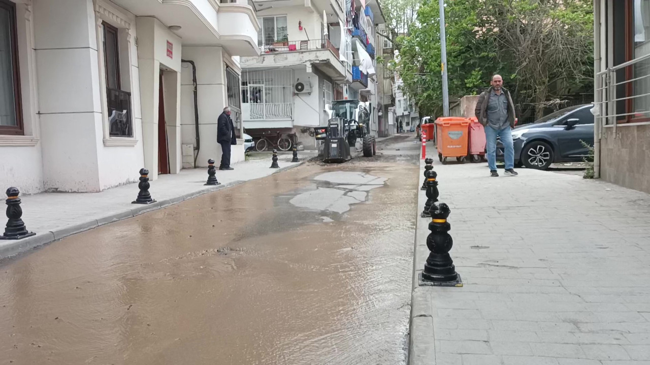 Kocaeli'de altyapı çalışmasında ana su hattı patladı