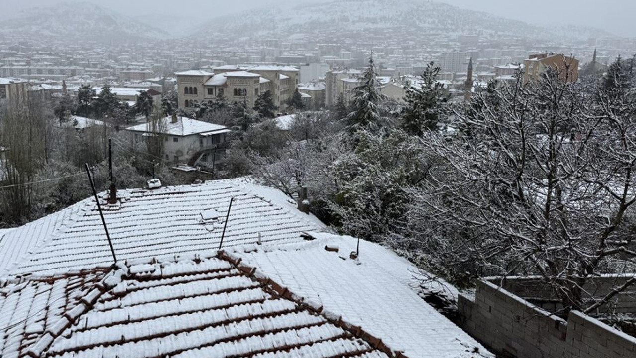 Mayıs ayında beyaz gelinliğini giydi