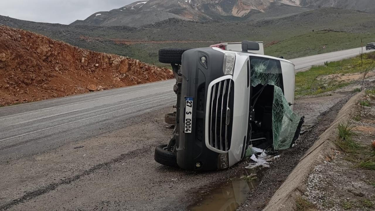 Taziye yolunda kaza: Minibüs devrildi, 11 kişi yaralandı
