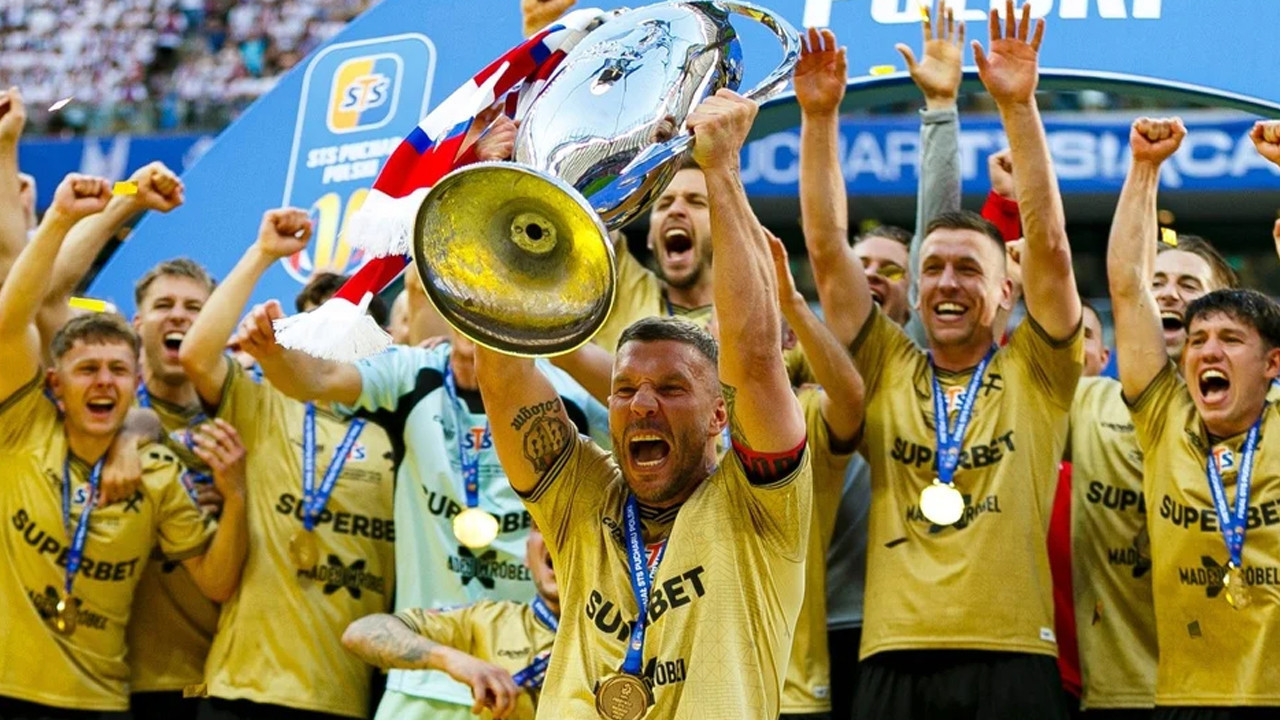40 yaşındaki Podolski hayalini gerçekleştirip takımını şampiyon yaptı