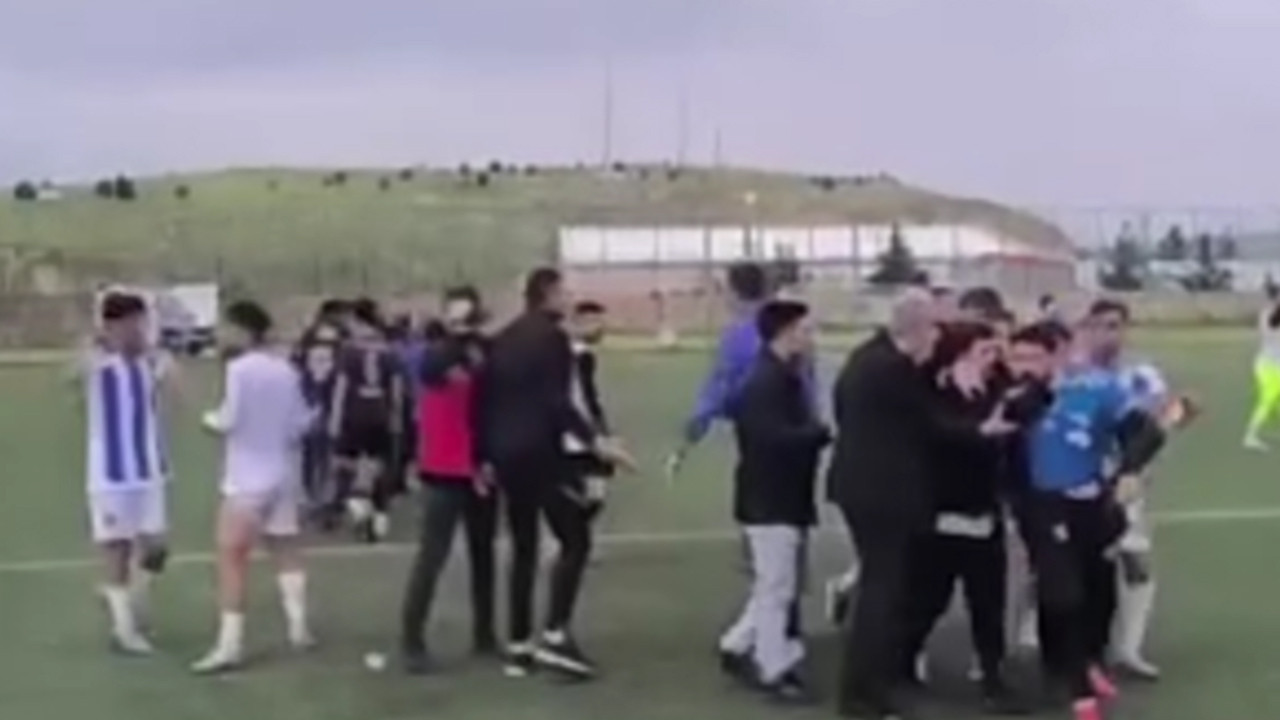 9 gollü maçta saha savaş alanına döndü: Tekmeler havada uçuştu