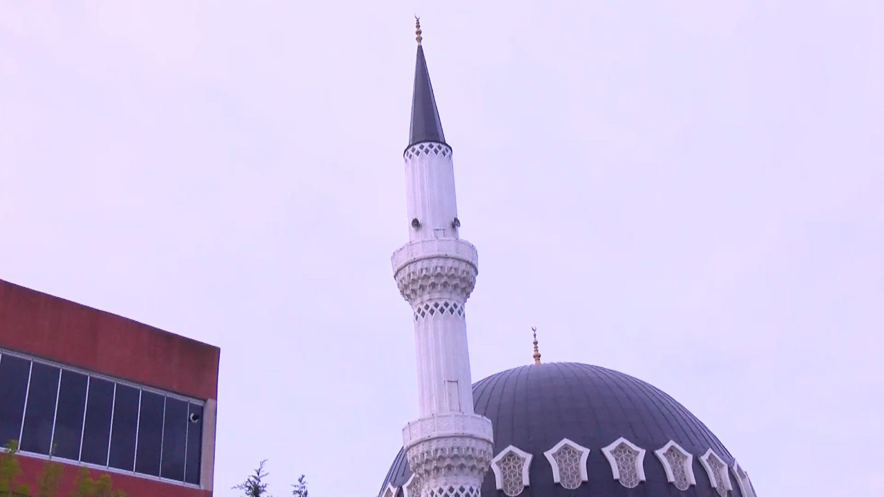 Arnavutköy’de fırtına alarmı: Minare sallandı, 2 bina tahliye edildi!