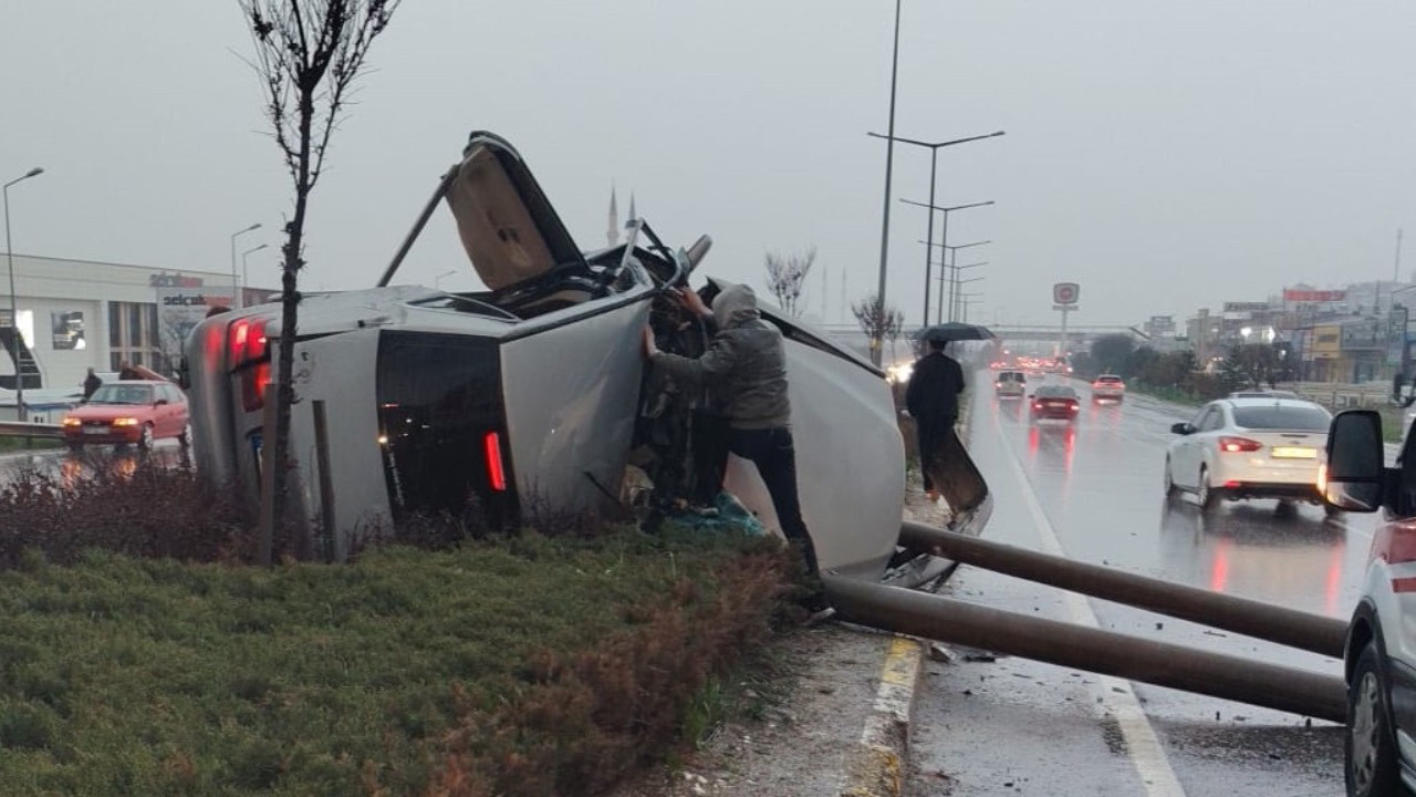Aydınlatma direğine çarpan otomobilin sürücüsü yaralandı