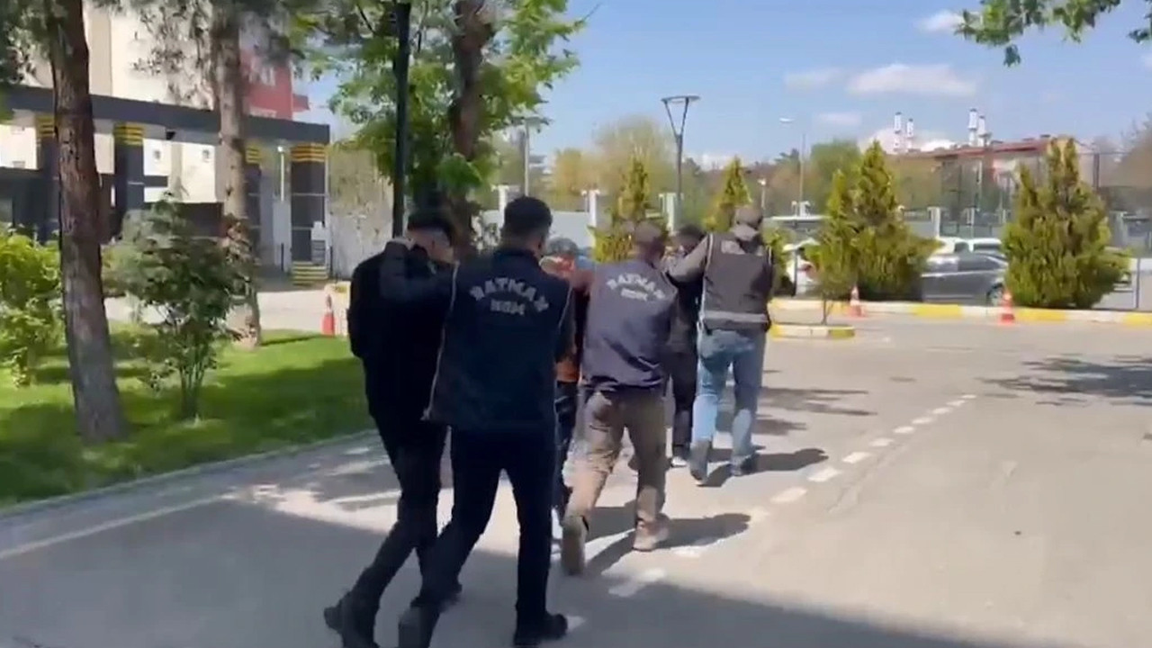 Batman'da iki otomobilde 13 tabanca ele geçirildi