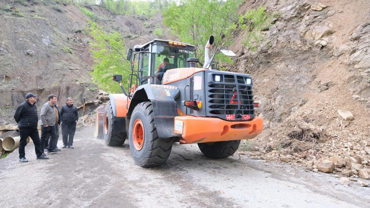 Bozkurt’ta heyelan mesaisi: 5 köyün grup yolu yeniden ulaşıma açıldı