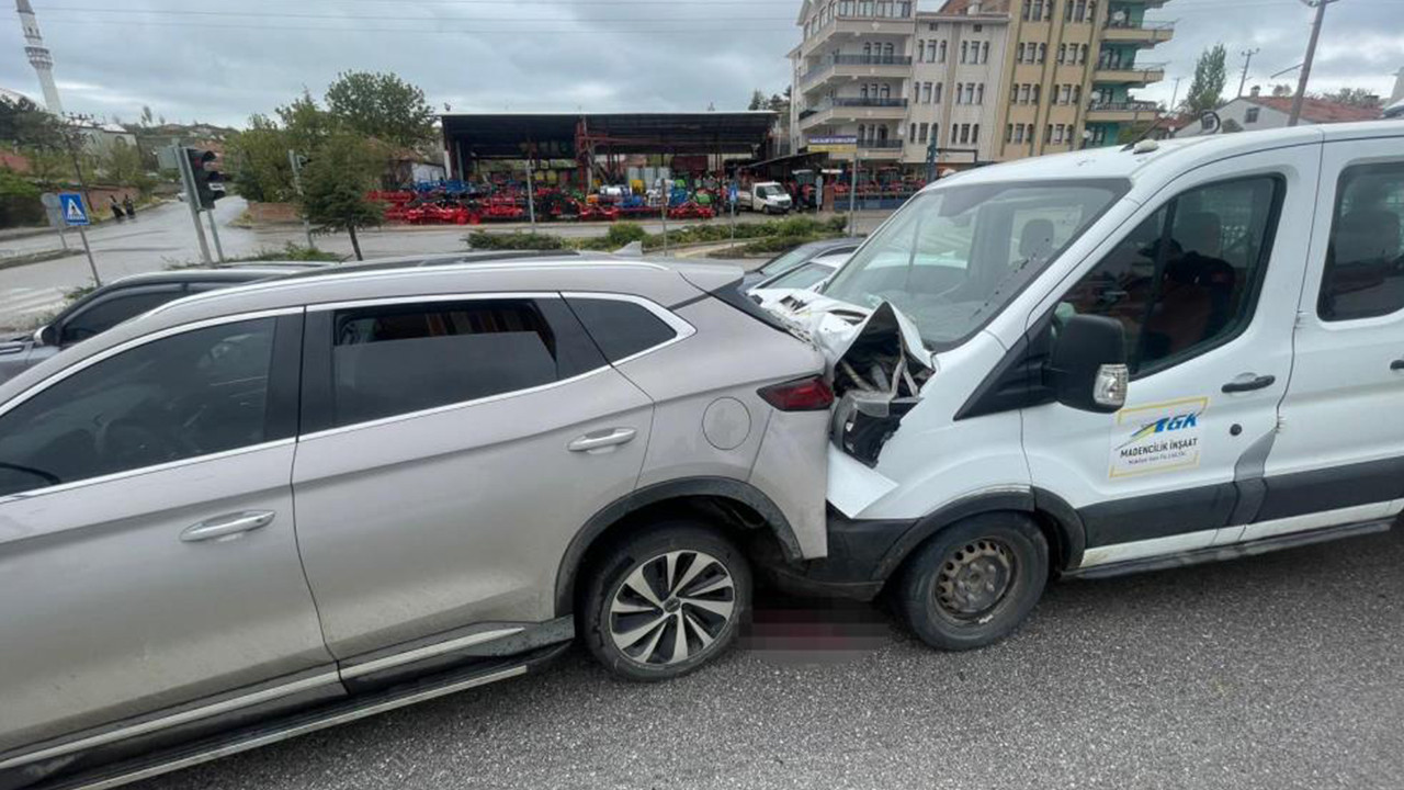 Çorum’da 3 araç çarpıştı: 2 yaralı var