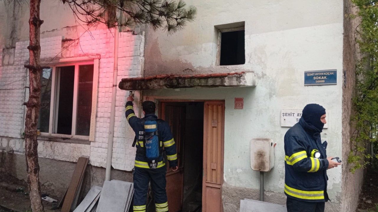 Evde çıkan yangında yaşamını yitirdi