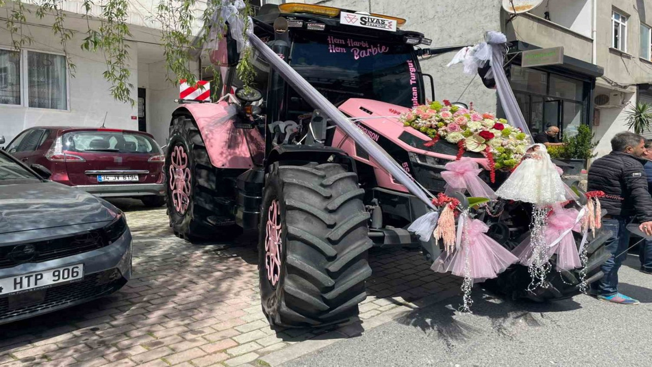 Gelin arabası pembe traktör oldu
