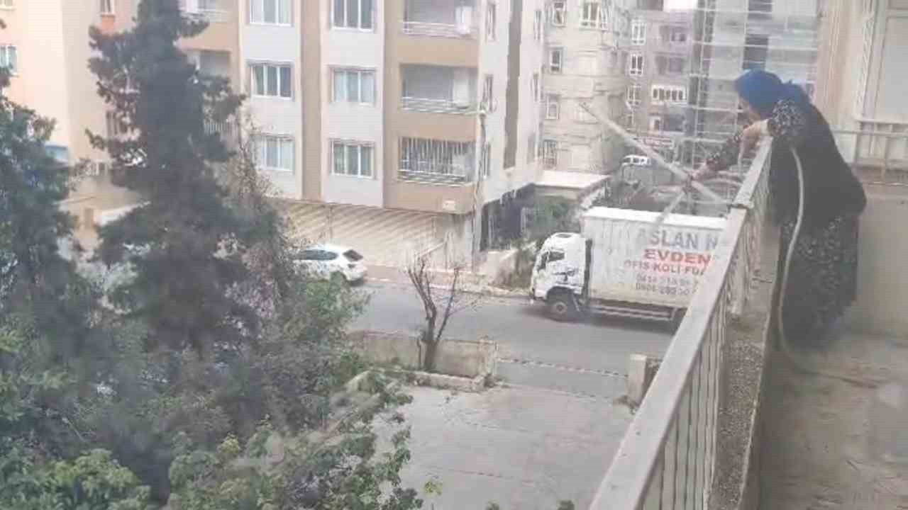 Haliliye’de araç yangını: 3. kattan hortumla müdahale