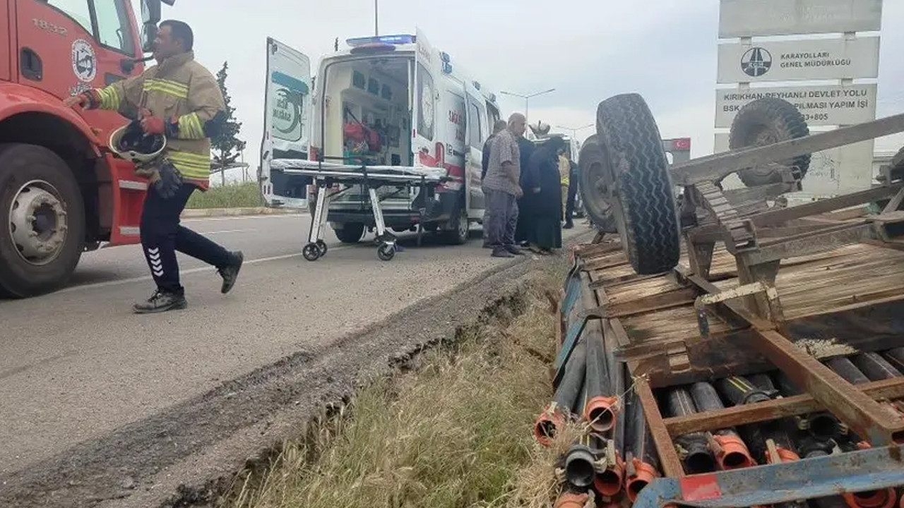 Hatay'da römork devrildi, 4 kişi tarlaya uçtu