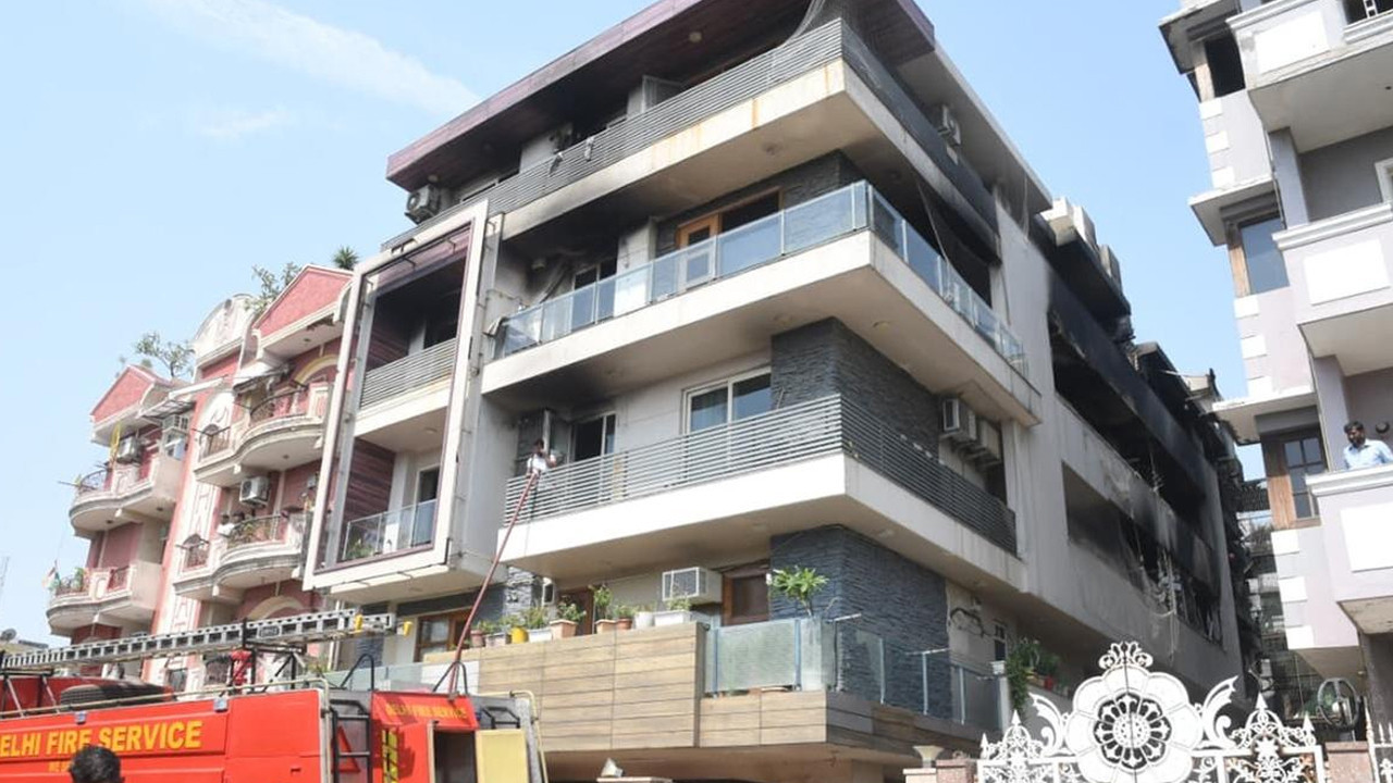 Hindistan’da apartmanda yangın: Hayatını kaybedenler var