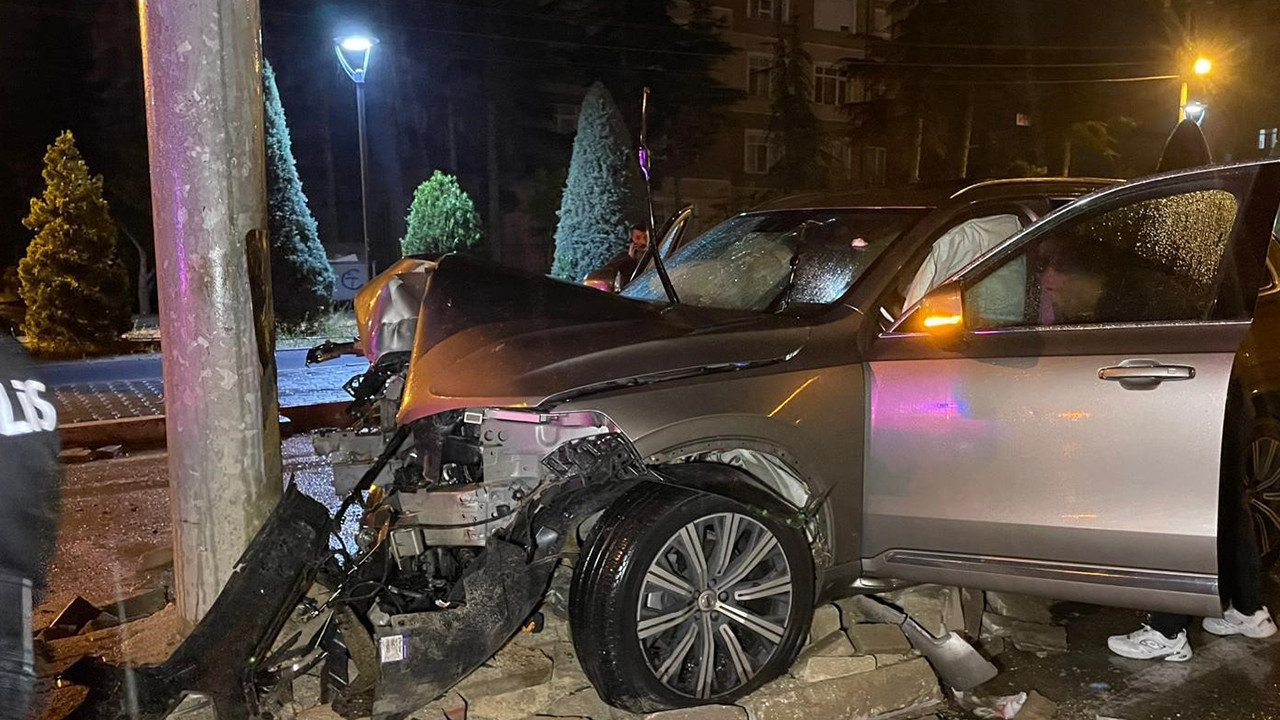 Karaman'da cip levhaya çarptı: Sürücü araçta sıkıştı