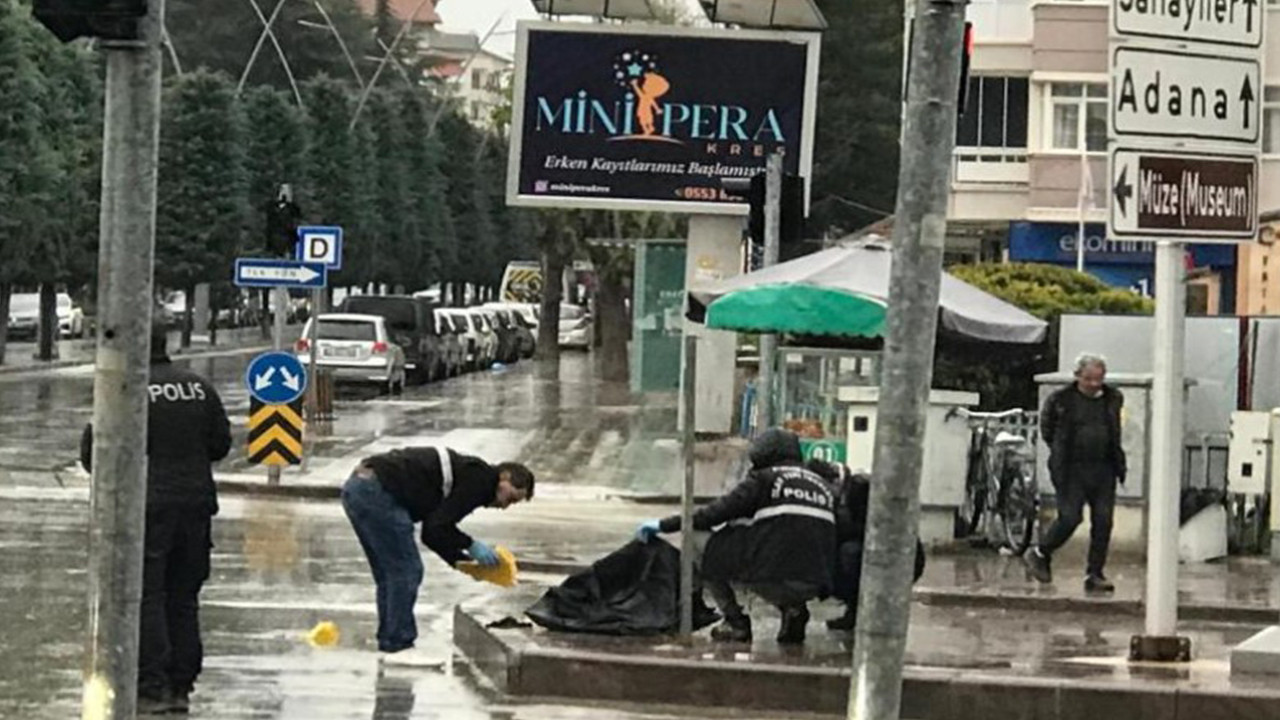Kuyumcu soydular, kaçarken kaza yapıp ganimeti bıraktılar