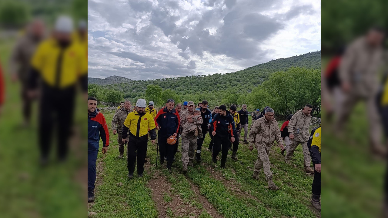 Mehmetçik’ten yürek ısıtan hareket: Kayıp Melike’yi bulup montunu verdi
