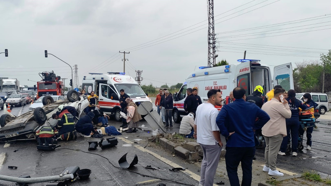 Refüje çarpan otomobil takla attı: 5 yaralı