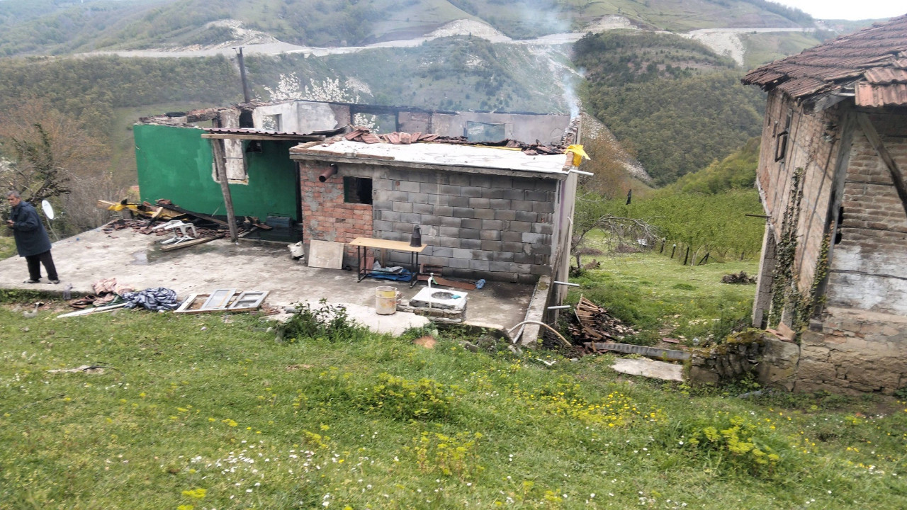 Sobadan sıçrayan kıvılcımlar evi küle çevirdi