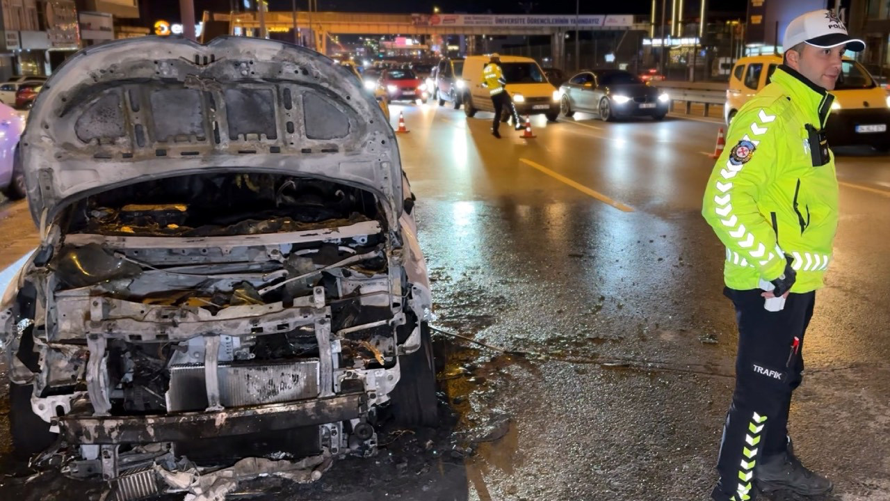 Avcılar'da seyir halindeki otomobil alev topuna döndü