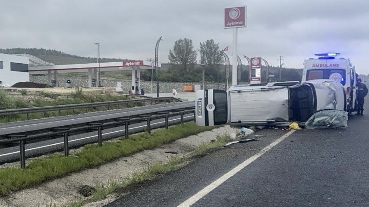 Eskişehir'de ıslak yolda kontrolden çıkan araç yan yattı