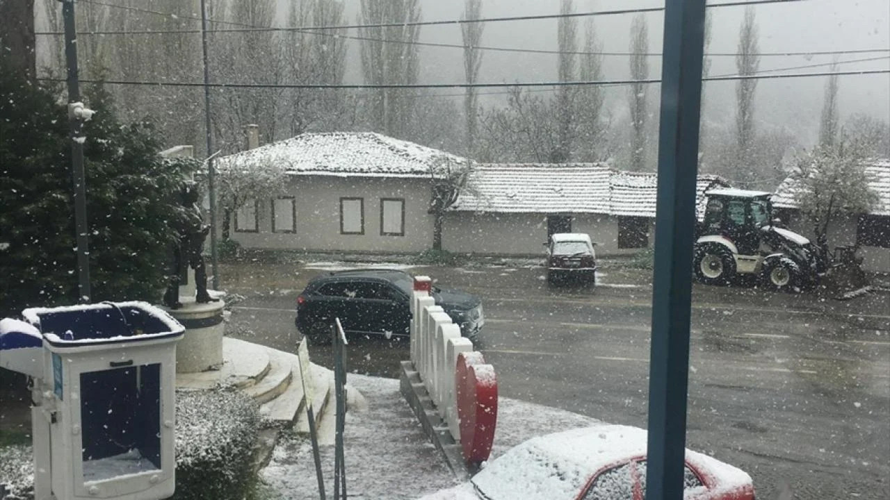 İzmir'de kar yağışı etkili oldu