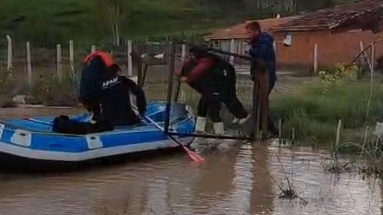 Sağanak vurdu: Evler su altında, vatandaşlar botlarla tahliye edildi