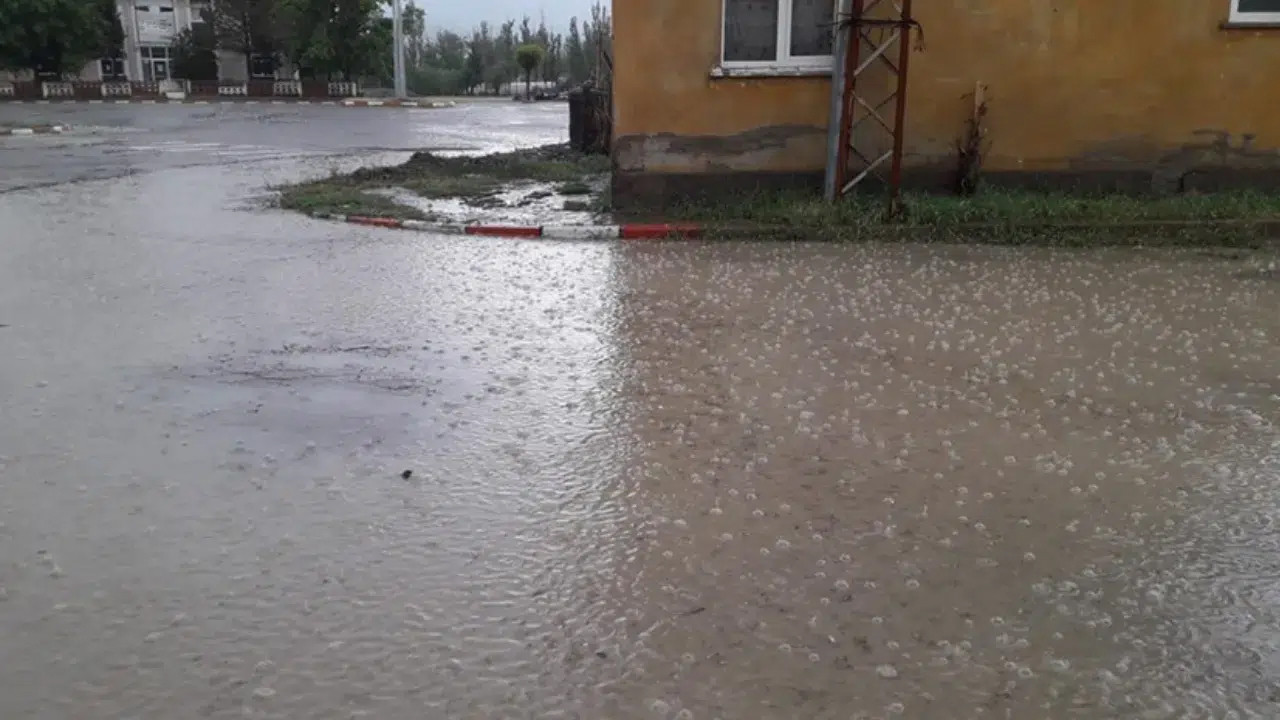 Sivas’ta sel felaketi: 11 köy yolu ulaşıma kapandı