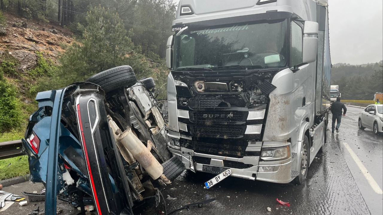 TIR karşı şeride geçti: 1 ölü, 4 yaralı