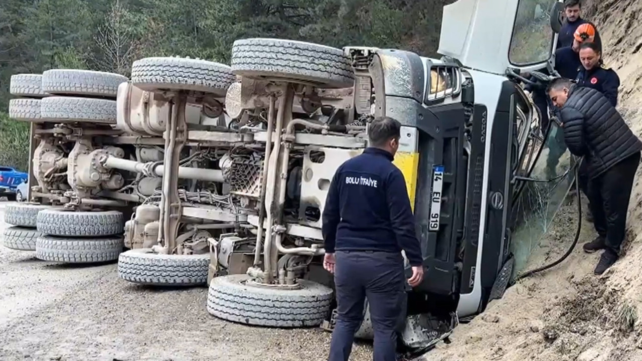 D-100'de korkunç kaza: Sürücü kabinde sıkıştı