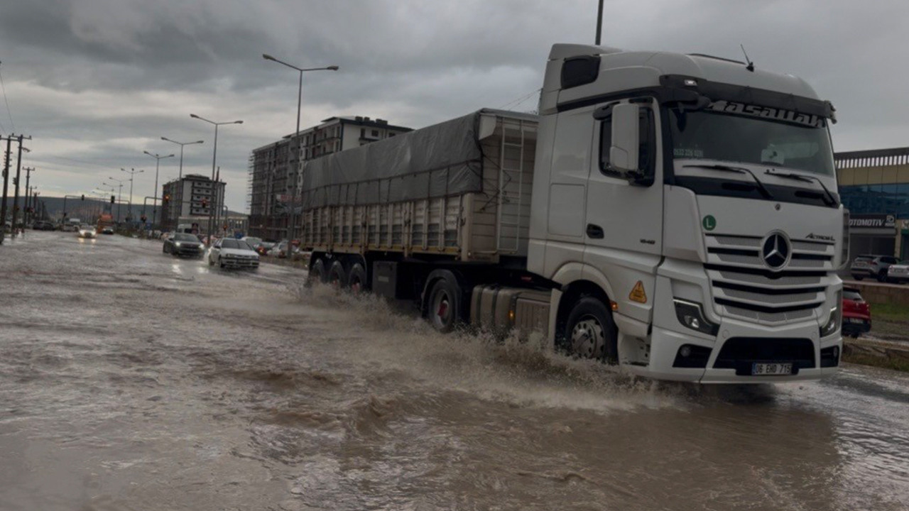 Ergani’yi sağanak vurdu, yollar göle döndü