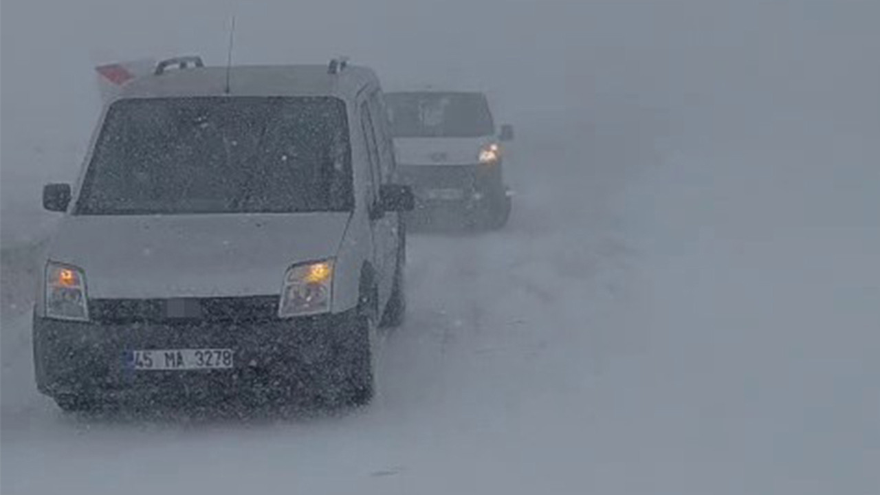 Palandöken Geçidi’nde saatlerce mahsur kaldılar: Sis ve tipi etkili oldu