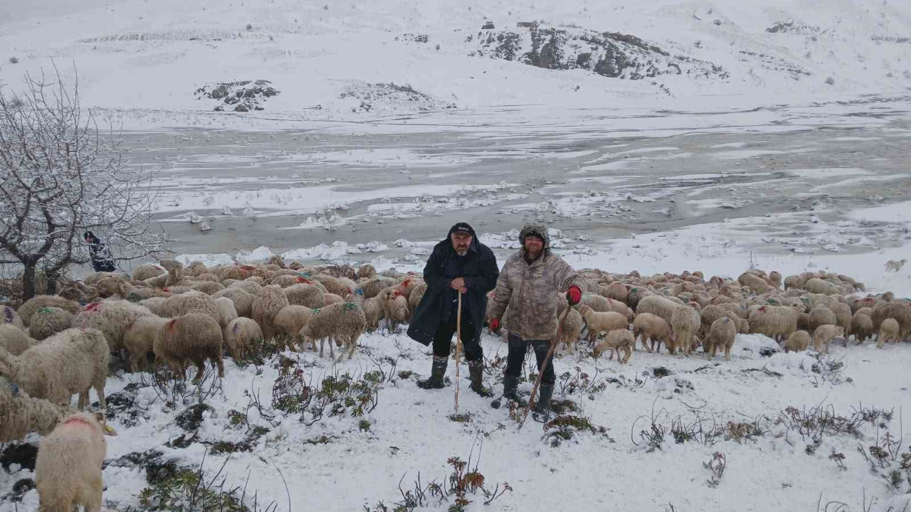 Tipi vurdu heyelan yolu kapattı