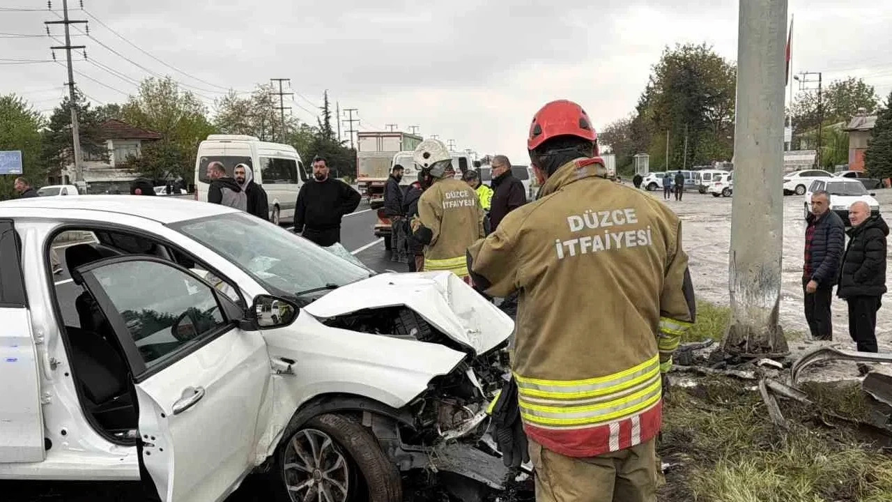EDS tabelasına çarpan otomobilin sürücü itfaiye tarafından kurtardı