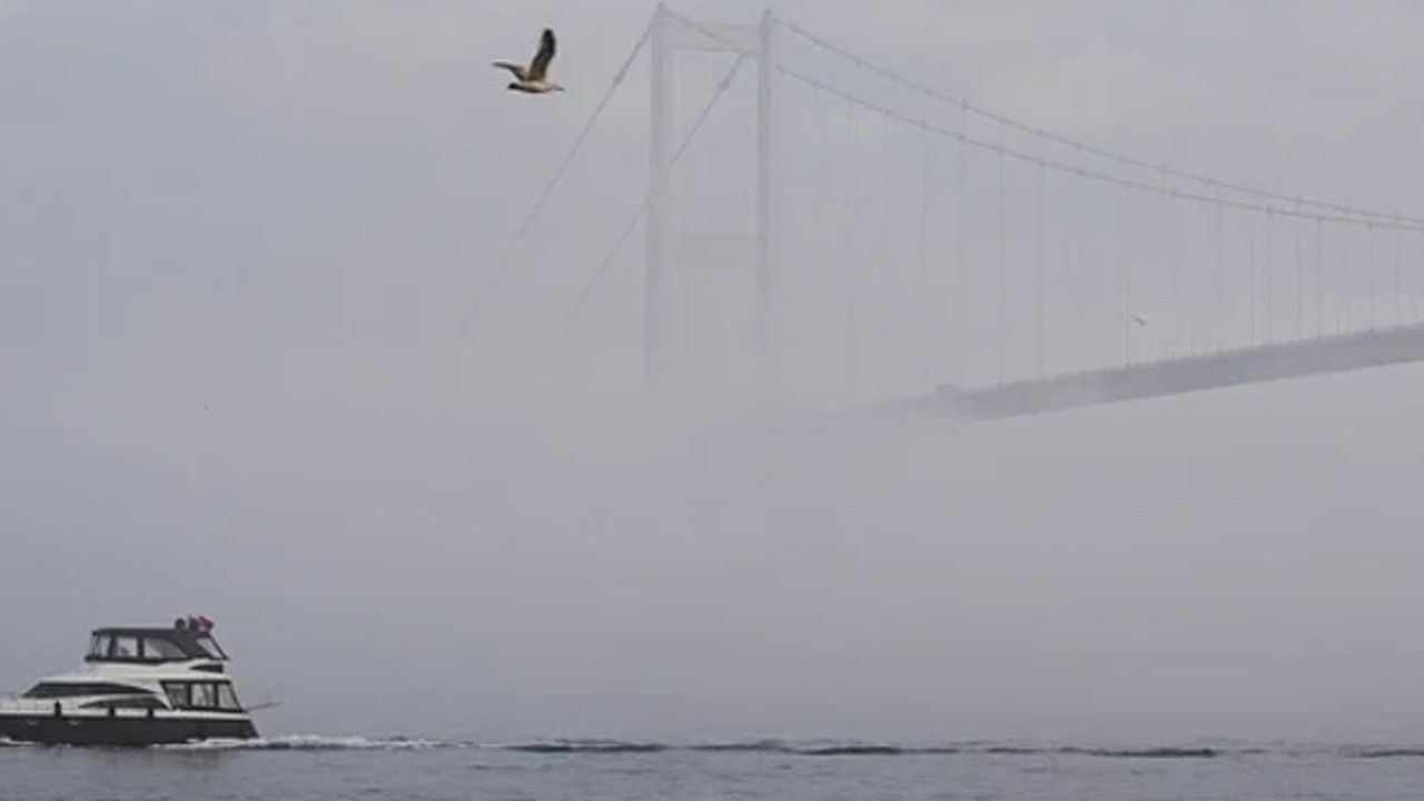 İstanbul'da sis tarihi yapıları kapladı