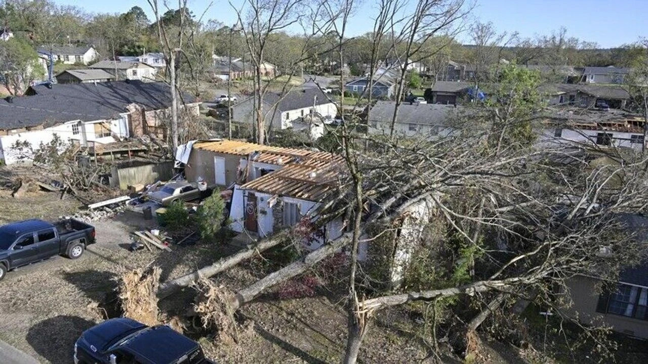 Mississippi'de fırtına yıktı geçti: 500 ev zarar gördü