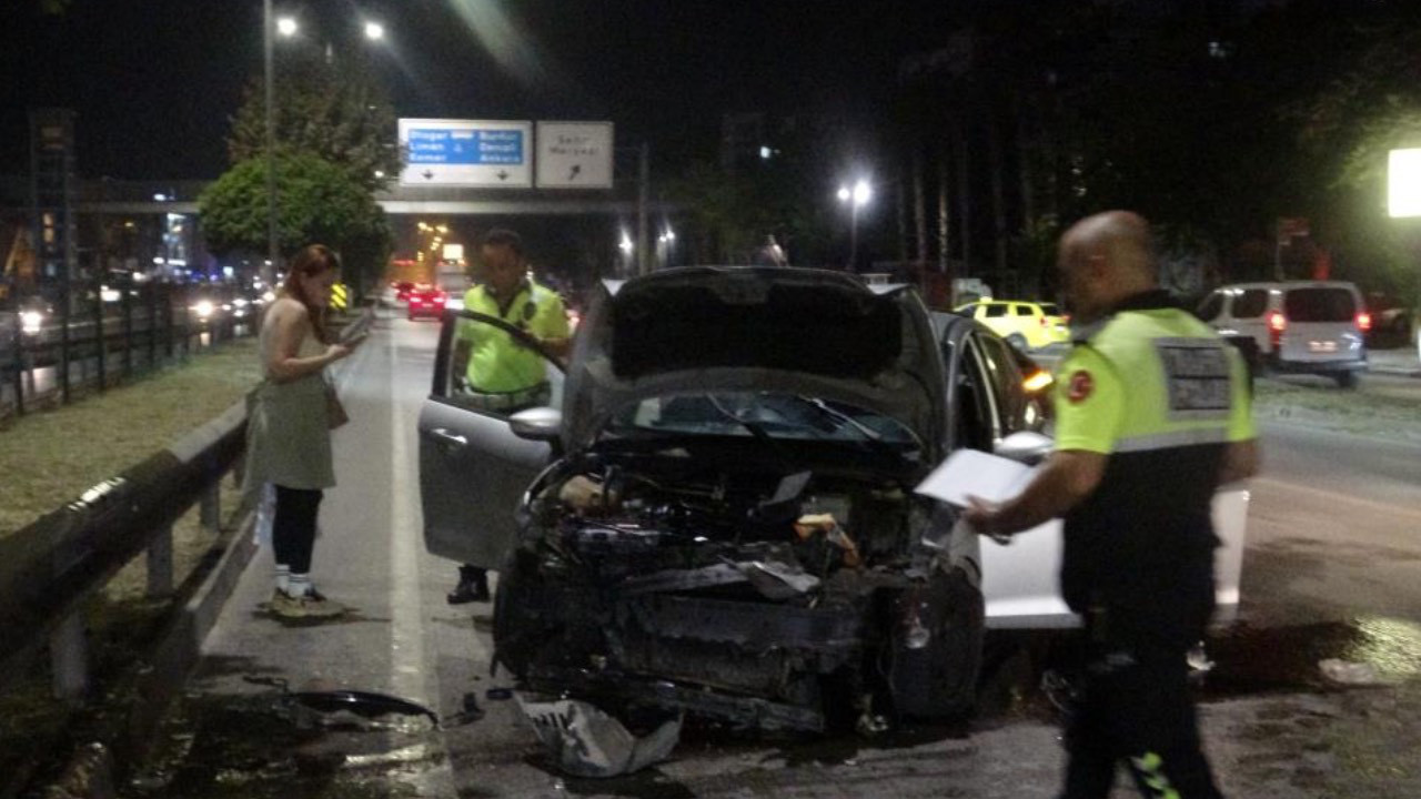 Antalya’da korkunç kaza: Otomobil hurdaya döndü, sürücü sağ kurtuldu