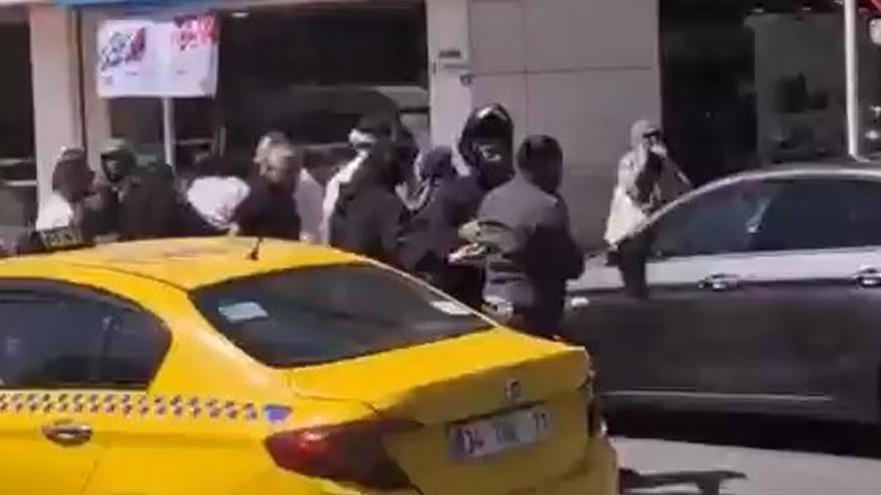 Araçlarından inip caddeyi ringe çevirdiler: Ataşehir’de yol kavgası