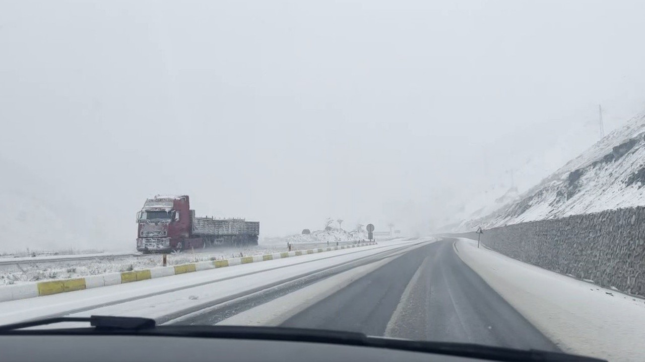 Yaza günler kala Erzincan'a kar yağdı