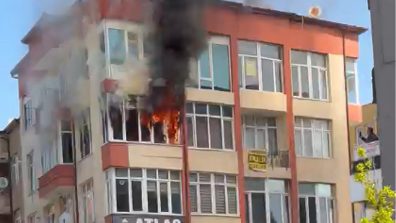 Aksaray’da korkutan yangın: Apartman dairesi küle döndü