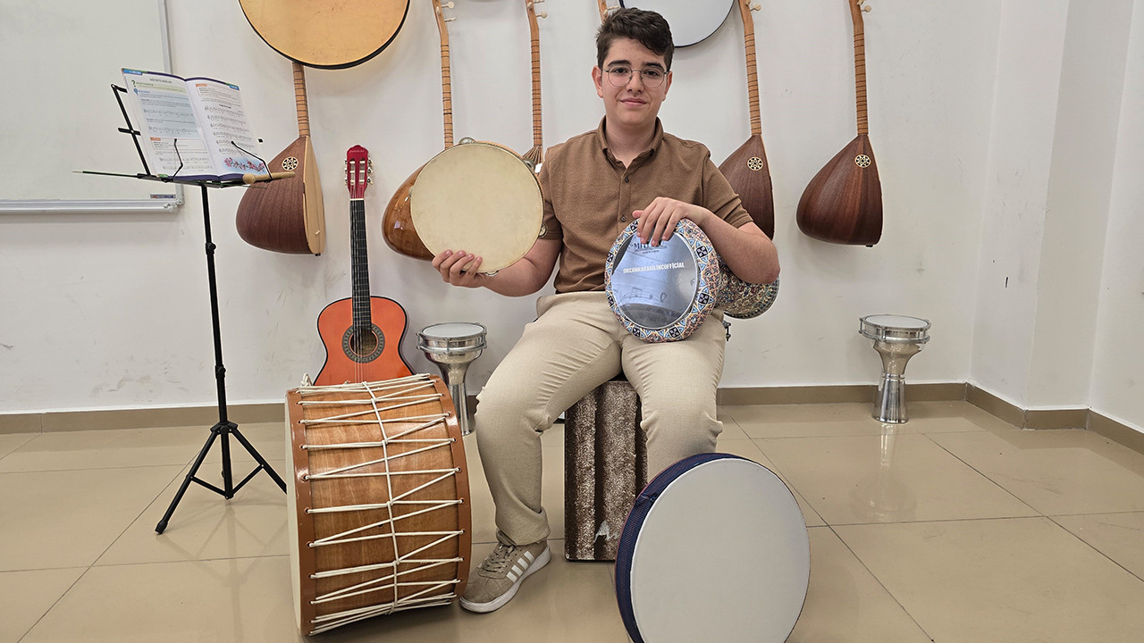 Bu çocuk bir harika: Masaya vurarak başladı şimdi konser salonlarını dolduruyor... Kim bu 14 yaşındaki yetenek?