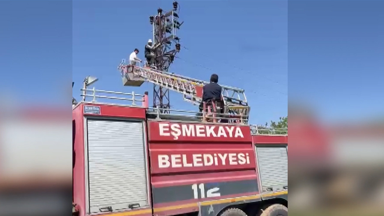 Elektrik direğinde akıma kapıldı: İmdadına itfaiye ekipleri yetişti
