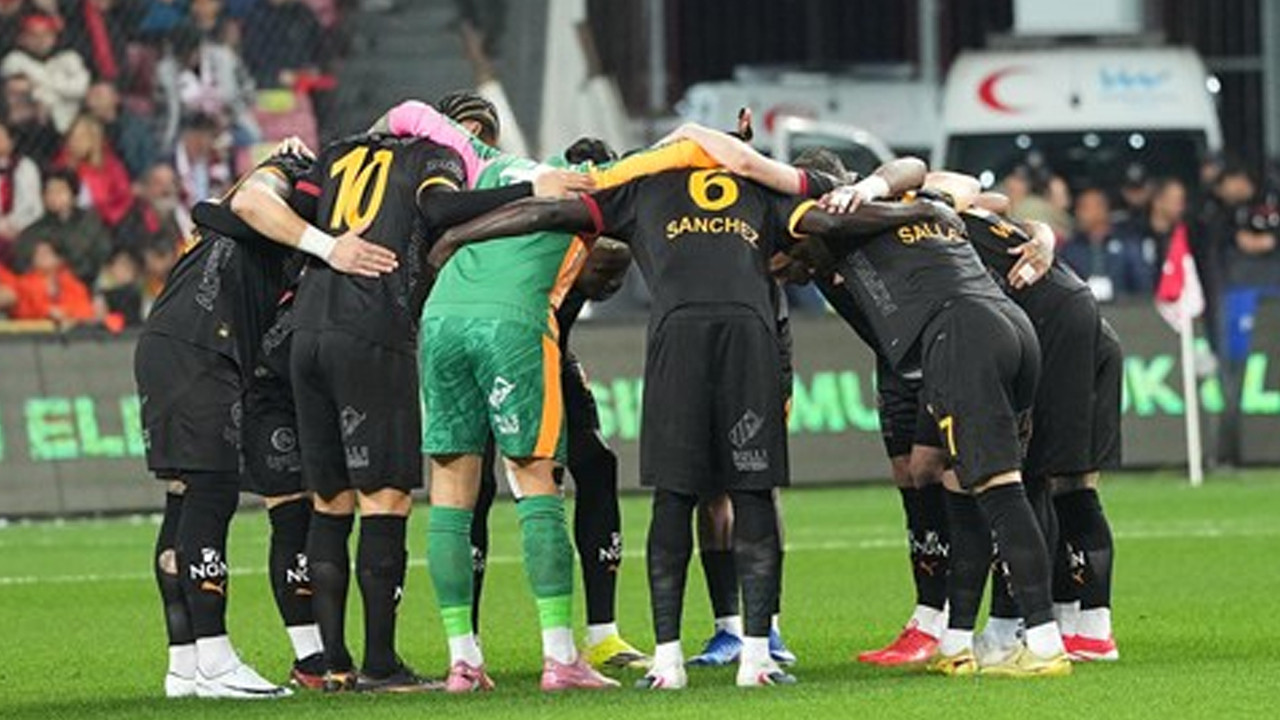 Galatasaray'da taraftarı çıldırtacak karar: Gidecek deniliyordu kalmasına karar verildi