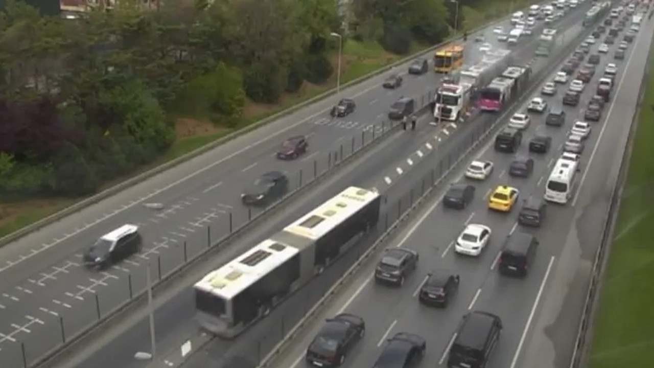 Köprü istikametinde Metrobüs motoru alev aldı