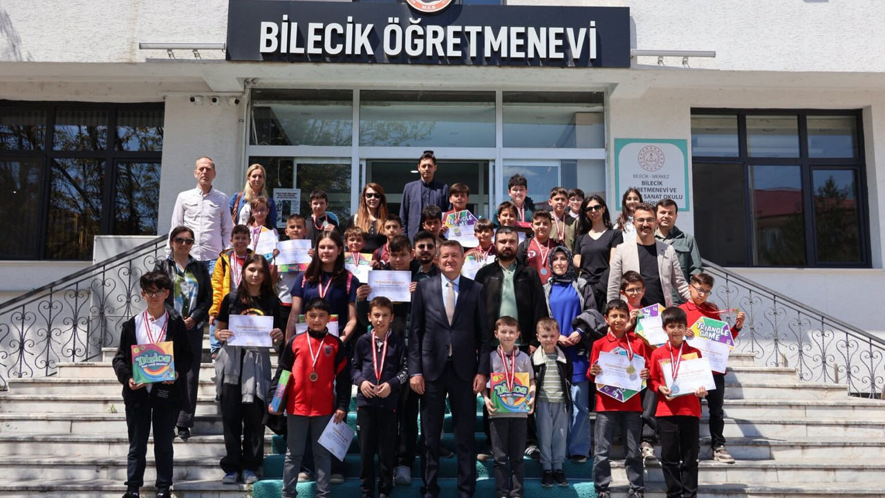 Müdür Şimşek Akıl ve Zekâ Oyunları Turnuvası ödül törenine katıldı