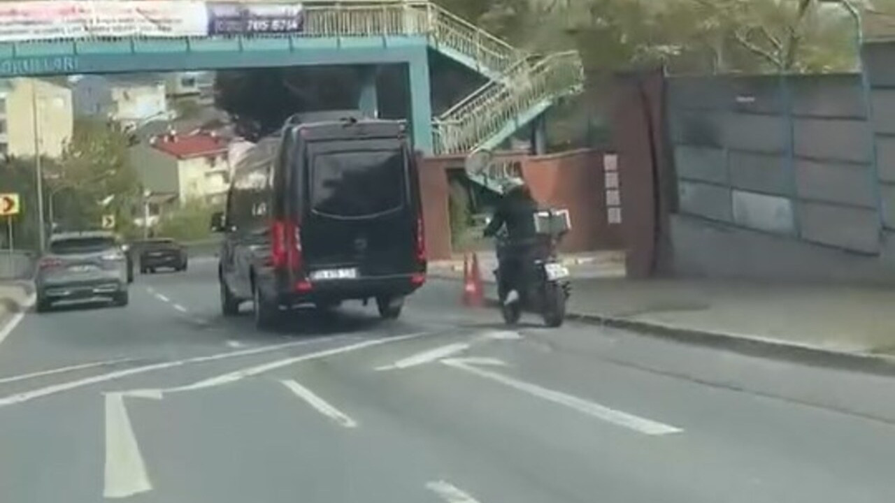 Önce motosikletliye çarptı sonra kaçtı: Kaza anı kamerada