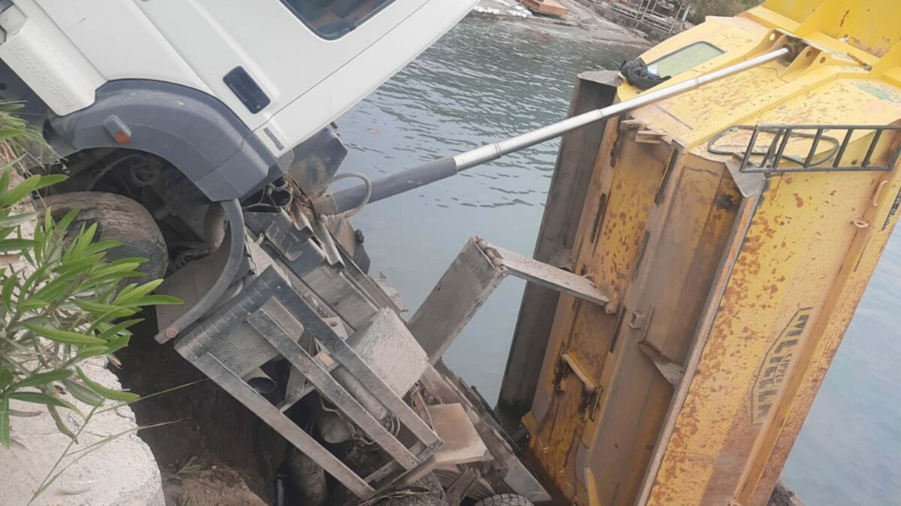Rampada geri kayan kamyon deniz kıyısında asılı kaldı