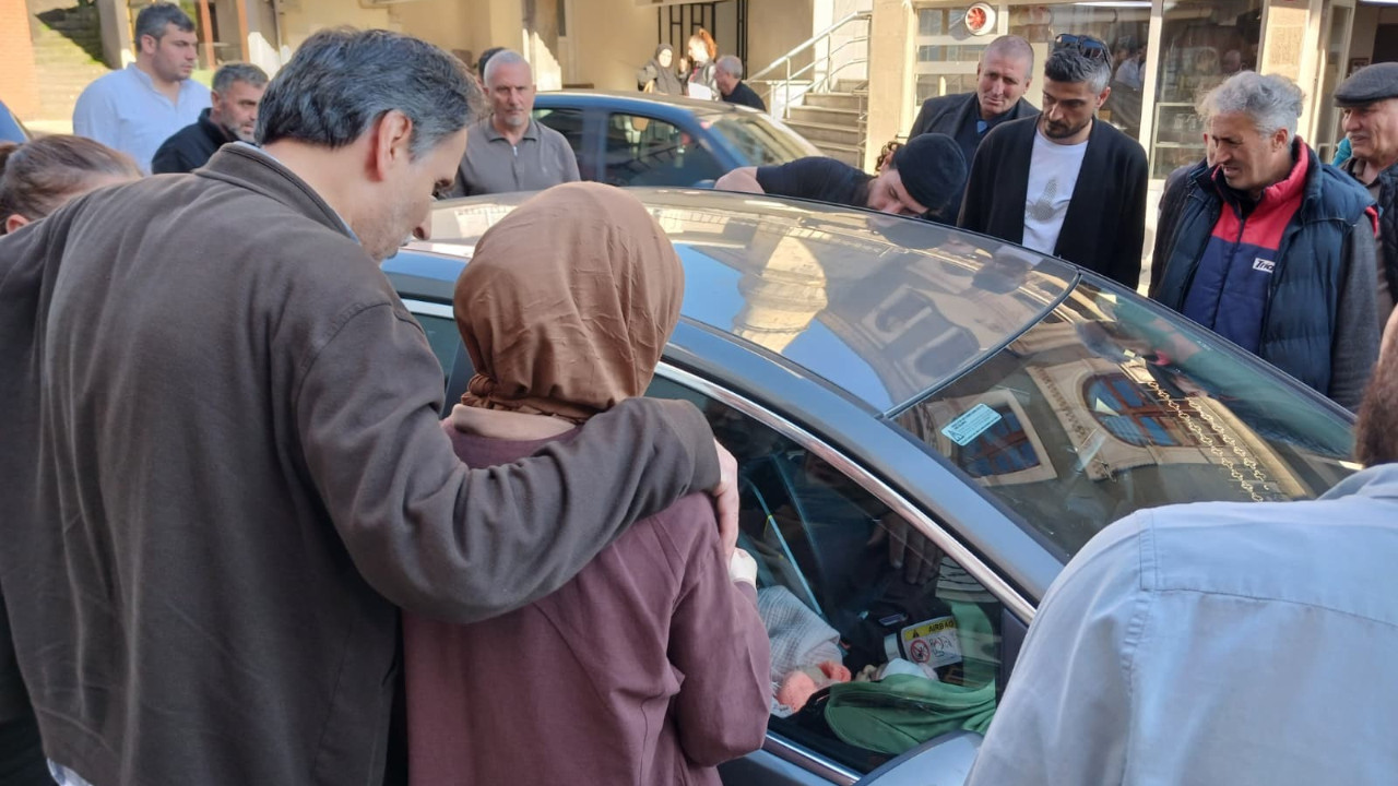 3 aylık bebek otomobilde mahsur kaldı; anne panik yaşadı