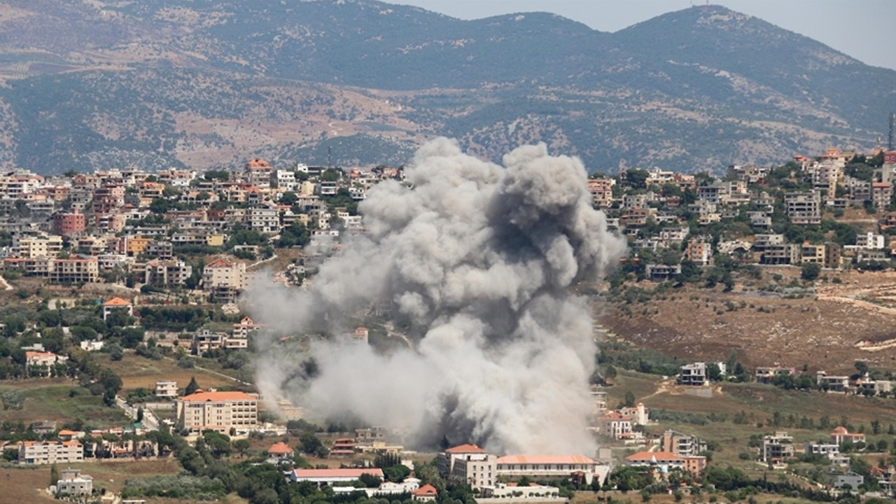 İsrail, Lübnan’ın güneyinde yerinden edilenlerin sığındığı binayı bombaladı