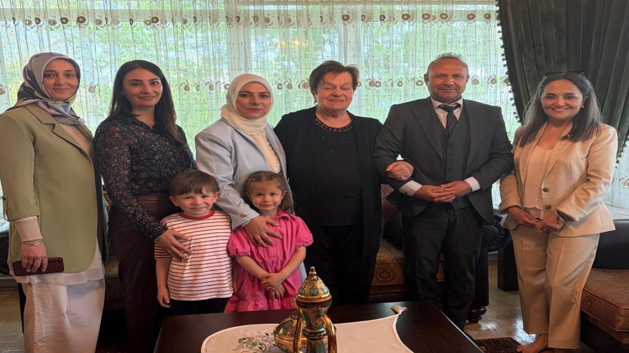 Minik öğrencilerden Şükran Teyze’ye duygu dolu anneler günü