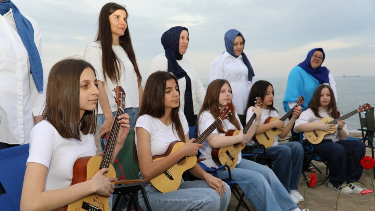 Minikler anneler için hem çaldı hem söyledi