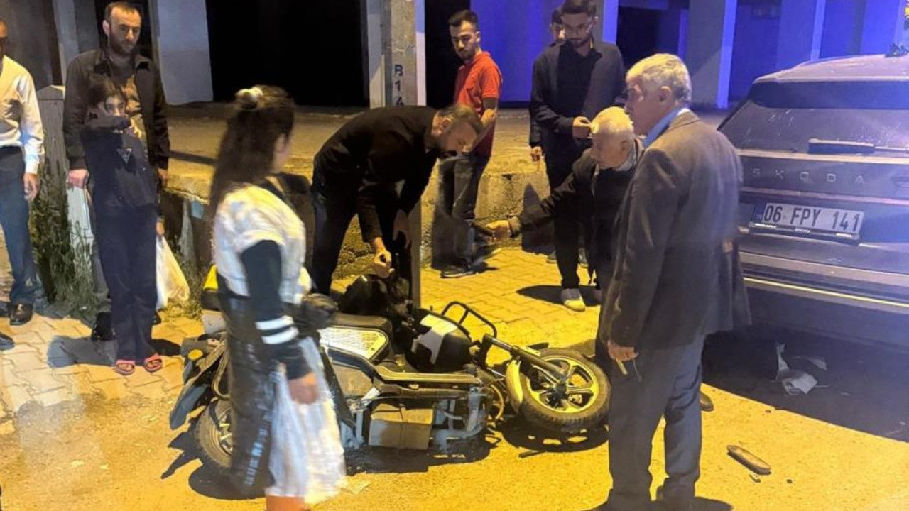 Motosiklet devrildi: Sürücü otomobilin altında sıkıştı